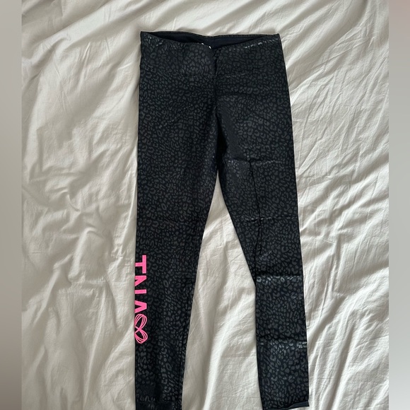 Like New Aritzia TNA Leopard Equator Leggings - Medium - Picture 6 of 7